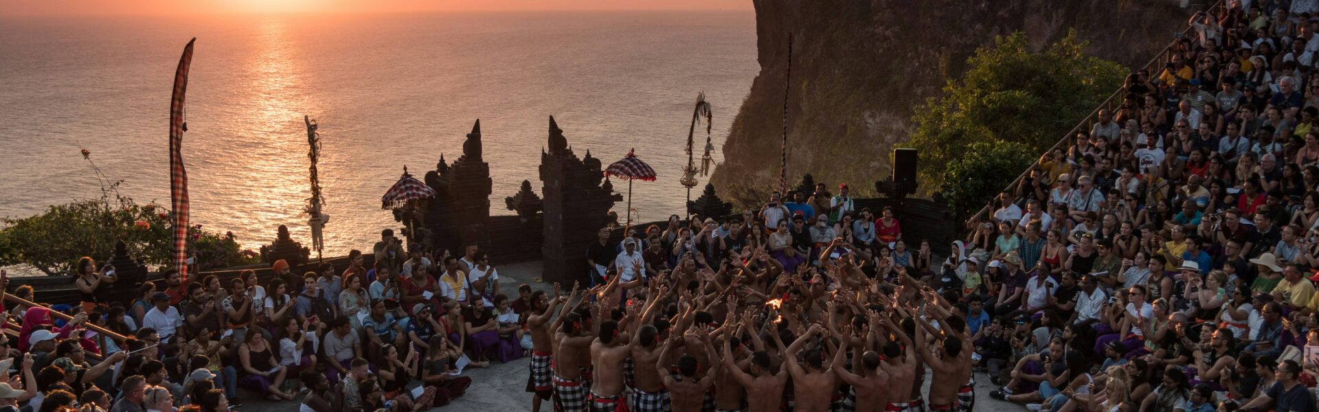 Pertunjukan Tari Kecak di Uluwatu, Bali dengan latar belakang cahaya malam yang dramatis