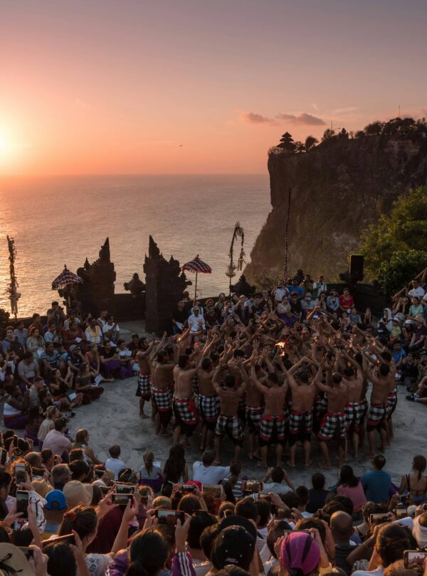 Pertunjukan Tari Kecak di Uluwatu, Bali dengan latar belakang cahaya malam yang dramatis