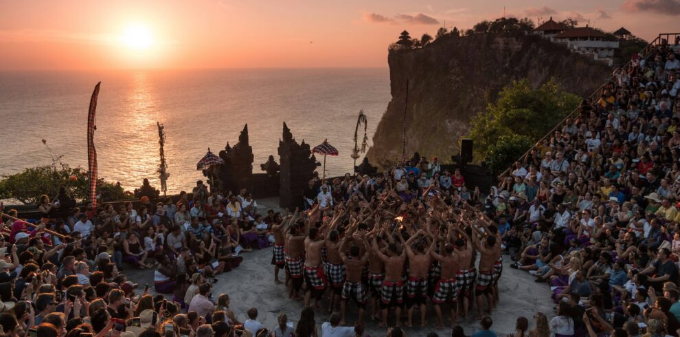 Pertunjukan Tari Kecak di Uluwatu, Bali dengan latar belakang cahaya malam yang dramatis